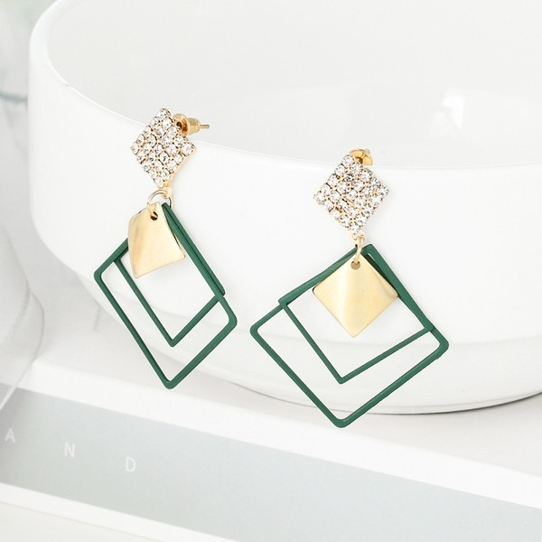 Cercei moderni de dama in forma de diamant