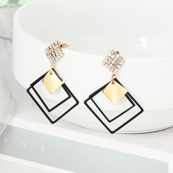 Cercei moderni de dama in forma de diamant