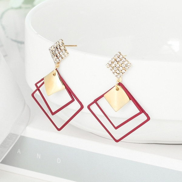 Cercei moderni de dama in forma de diamant