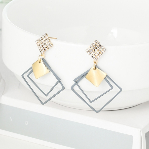 Cercei moderni de dama in forma de diamant