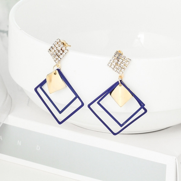 Cercei moderni de dama in forma de diamant