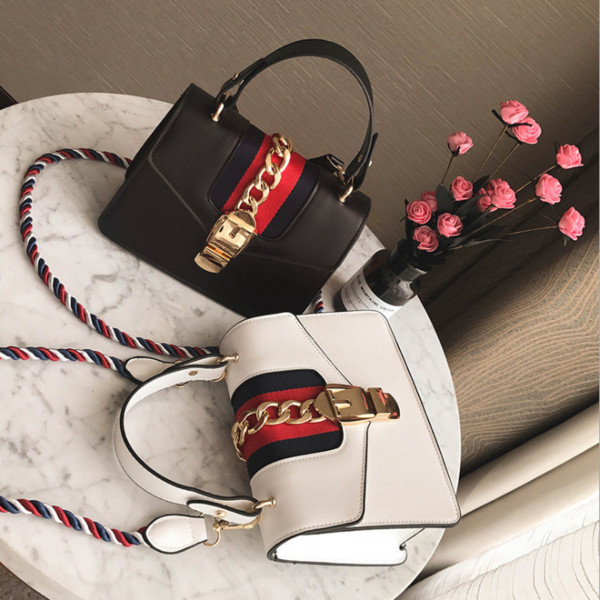 Geantă de zi cu zi pentru femei cu cataramă și element metalic