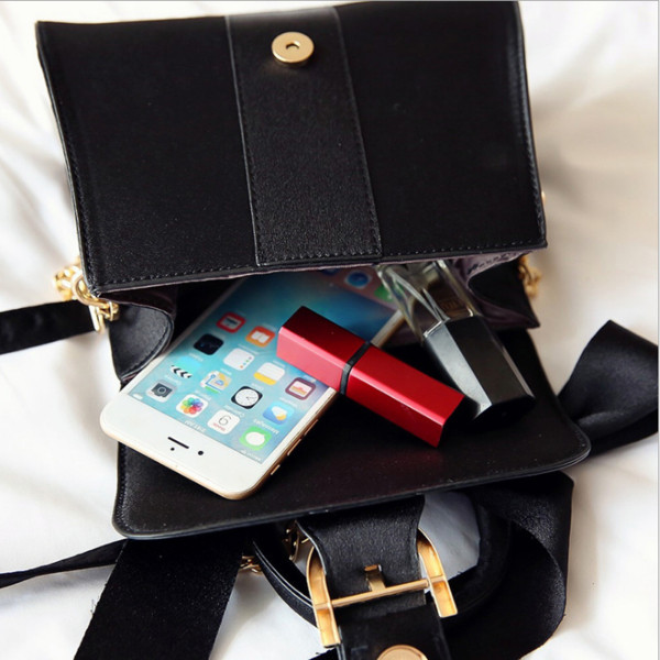 Geanta de dama eleganta cu lant metalic