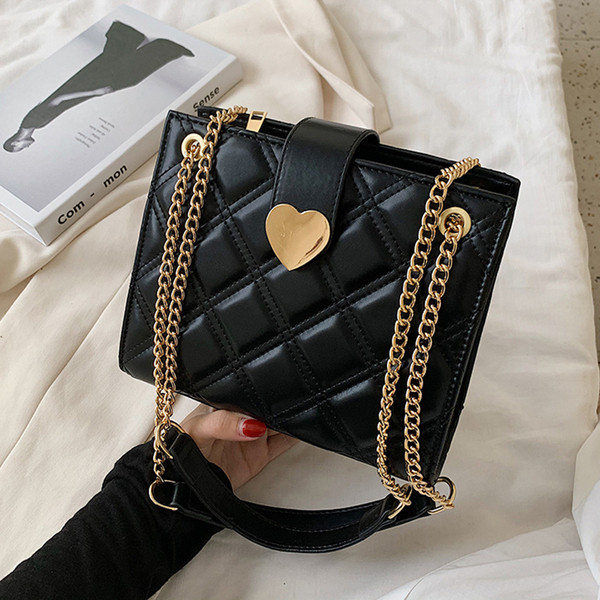 Kvadrātveida rokassomiņa ar aizdari un garu rokturi