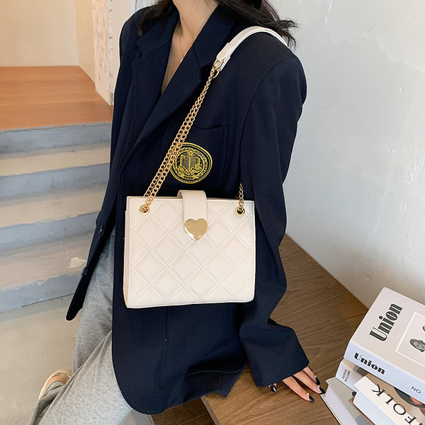 Kvadrātveida rokassomiņa ar aizdari un garu rokturi