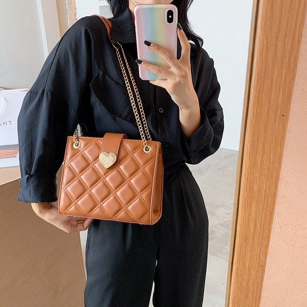 Kvadrātveida rokassomiņa ar aizdari un garu rokturi