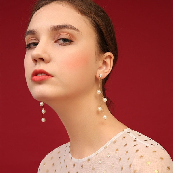 Moderni sieviešu auskari ar pērlēm