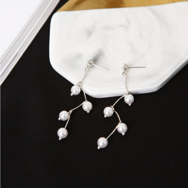 Moderni sieviešu auskari ar pērlēm