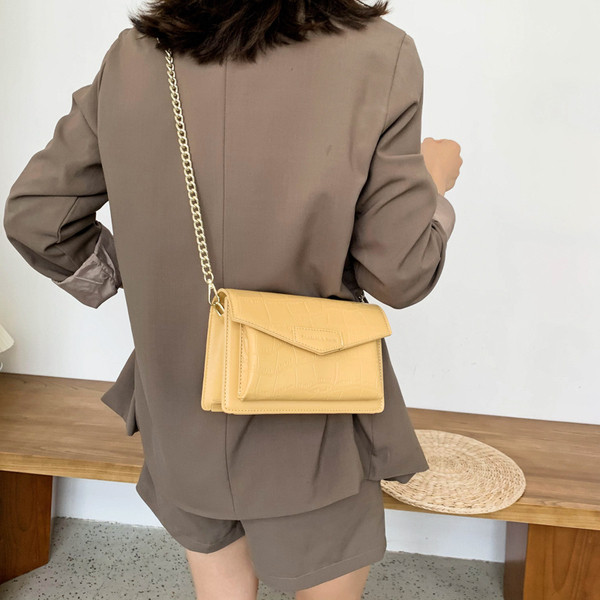 Maza kvadrātveida soma ar garu rokturi