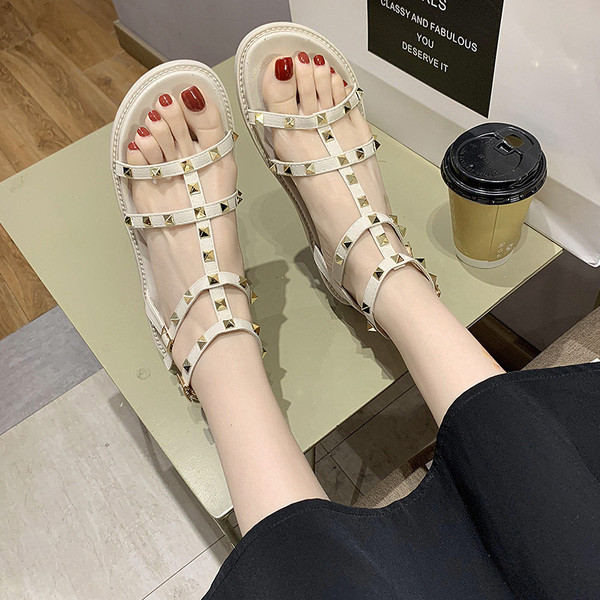 Sieviešu modernas sandales ar metāla kniedēm