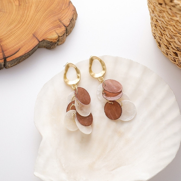 Pašreizējie sieviešu karājošie auskari