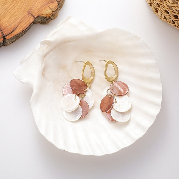 Pašreizējie sieviešu karājošie auskari