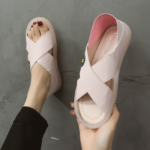 Sieviešu ādas sandales ar krāsainu izšuvumu