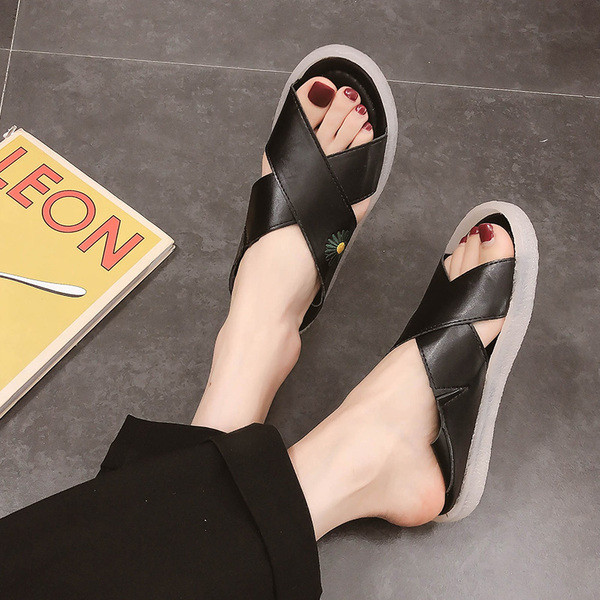 Sieviešu ādas sandales ar krāsainu izšuvumu