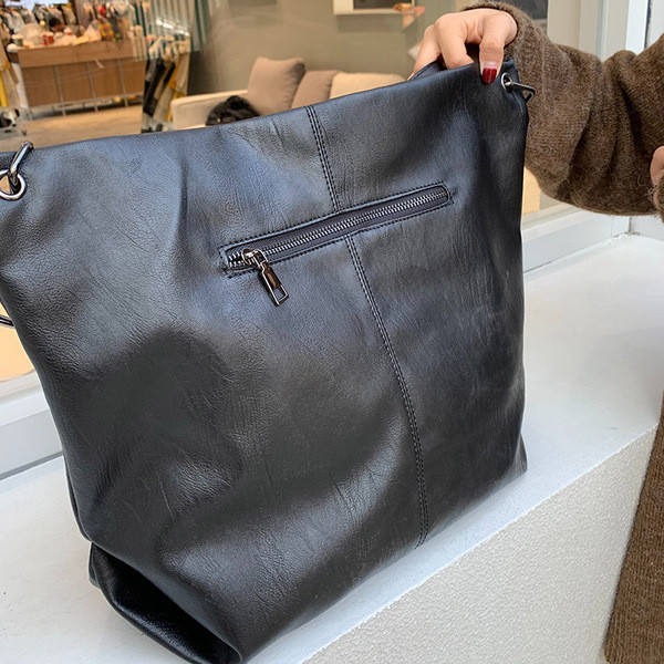 Melna sieviešu plecu soma no eko ādas ar metāla riņķi