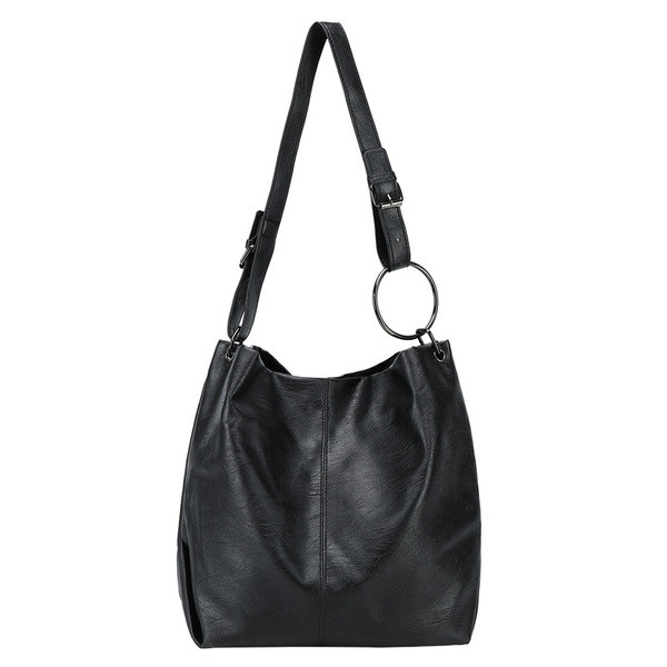 Melna sieviešu plecu soma no eko ādas ar metāla riņķi