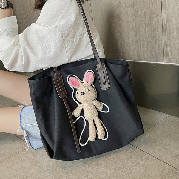 Ikdienas sieviešu soma ar 3D elementu