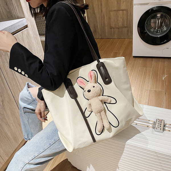 Ikdienas sieviešu soma ar 3D elementu