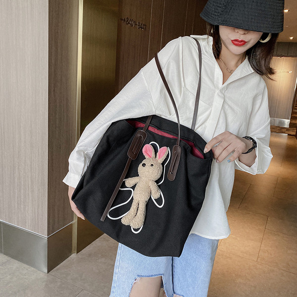 Ikdienas sieviešu soma ar 3D elementu