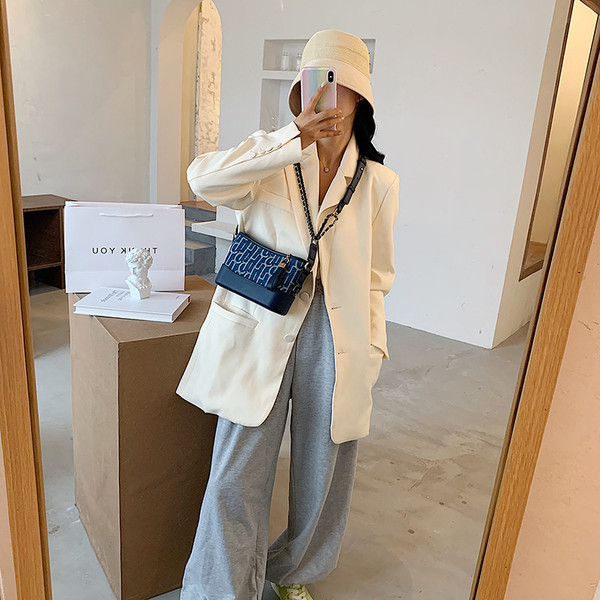 Ikdienas sieviešu plecu soma ar platu rokturi