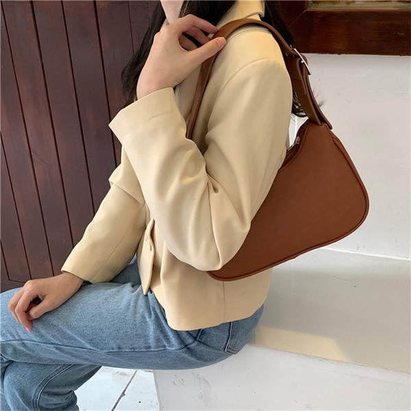 Ikdienas sieviešu plecu soma ar metāla sprādzi