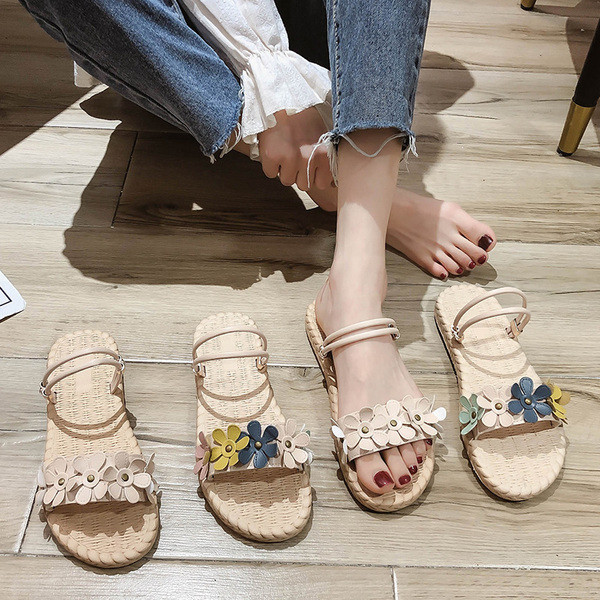 Sieviešu čības ar ādas ziediem