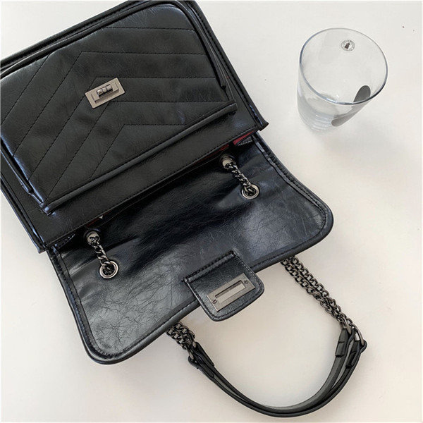 Ikdienas sieviešu soma ar garu ķēdes rokturi un metāla aizdari