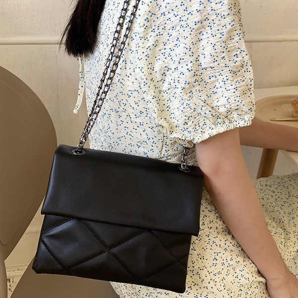 Ikdienas ādas soma ar garu metāla rokturi