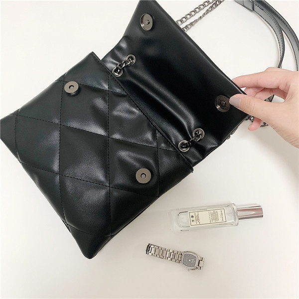 Ikdienas ādas soma ar garu metāla rokturi