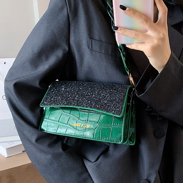 Stilīga sieviešu soma ar spīdīgu efektu un garu rokturi