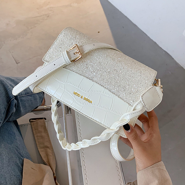 Stilīga sieviešu soma ar spīdīgu efektu un garu rokturi