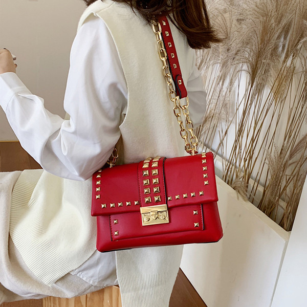 Moderna sieviešu soma ar cilpām un platu rokturi