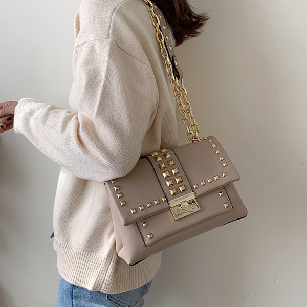 Moderna sieviešu soma ar cilpām un platu rokturi