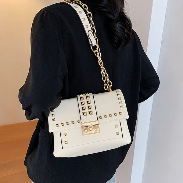 Moderna sieviešu soma ar cilpām un platu rokturi