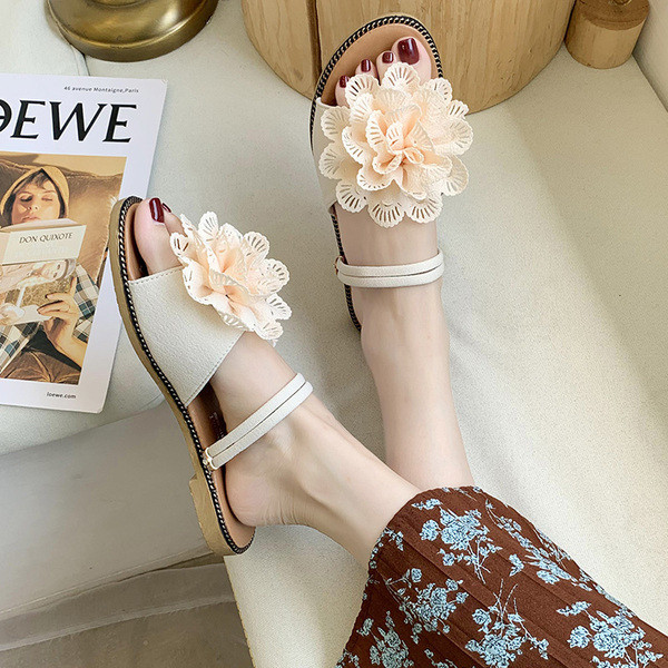 Jauns sieviešu sandaļu modelis ar 3D elementu