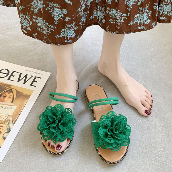 Jauns sieviešu sandaļu modelis ar 3D elementu