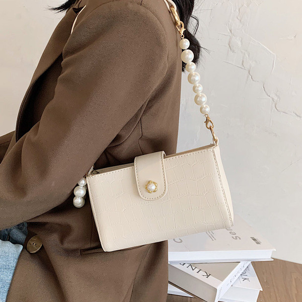 Stilīga sieviešu soma no eko ādas ar dekoratīvām pērlēm