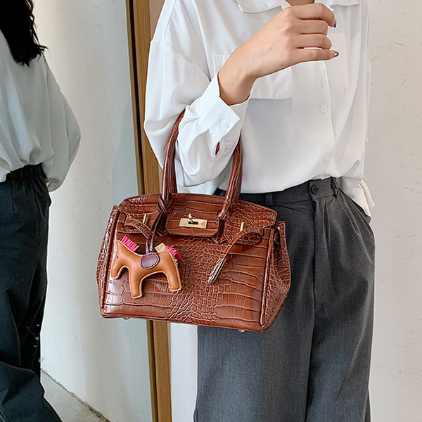 Sieviešu stilīga soma no eko ādas ar īsu rokturi