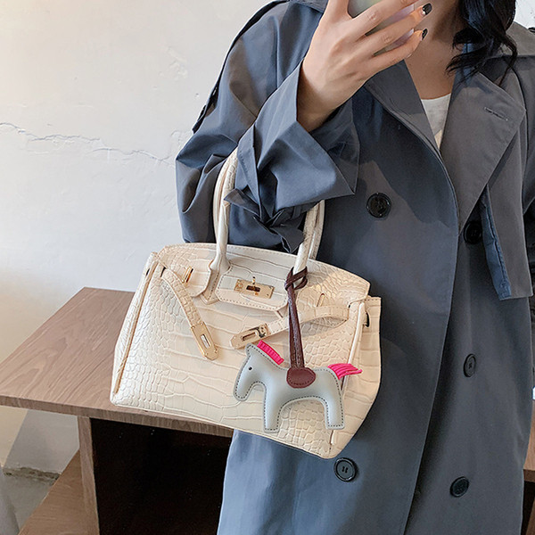 Sieviešu stilīga soma no eko ādas ar īsu rokturi