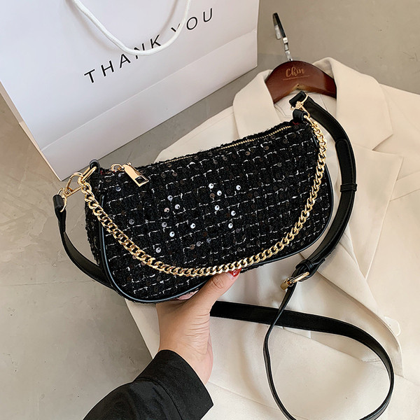 Moderna sieviešu soma ar fliteriem un rāvējslēdzēju