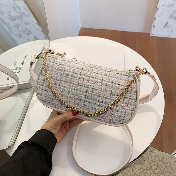 Moderna sieviešu soma ar fliteriem un rāvējslēdzēju