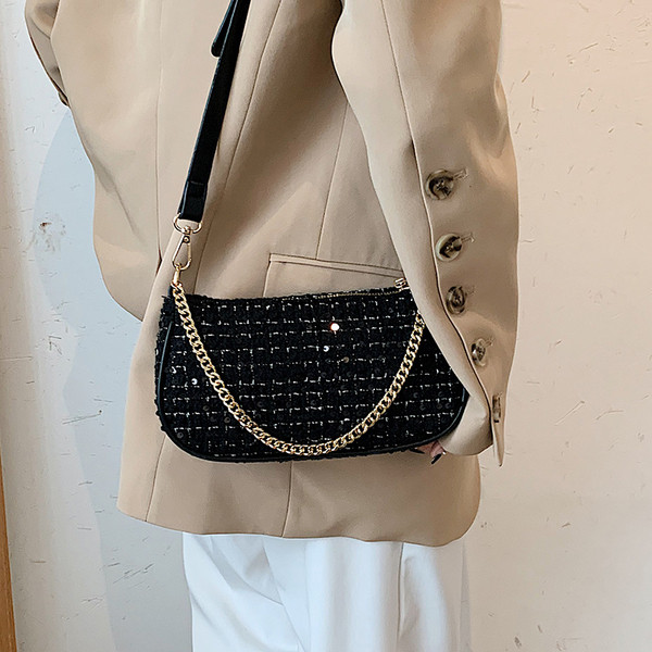 Moderna sieviešu soma ar fliteriem un rāvējslēdzēju