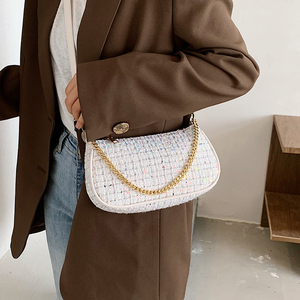 Moderna sieviešu soma ar fliteriem un rāvējslēdzēju