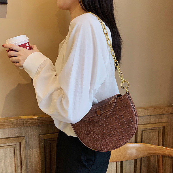 Brūna sieviešu plecu soma ar ķēdes rokturi