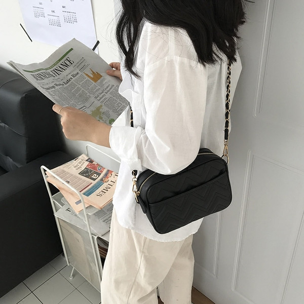 Moderna sieviešu soma ar garu rokturi un priekšējo kabatu