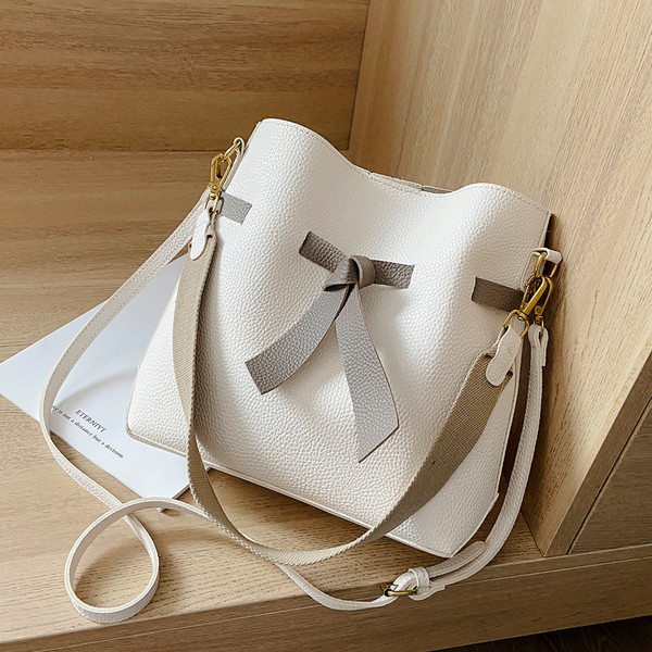 Moderna sieviešu soma no tīras eko ādas