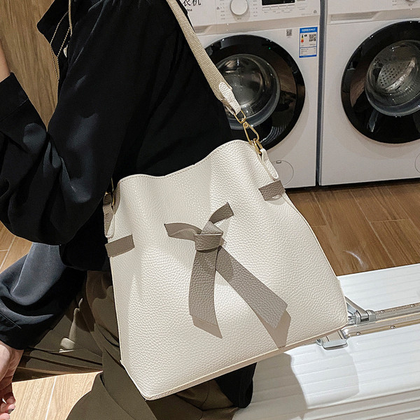 Moderna sieviešu soma no tīras eko ādas