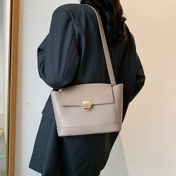 Geantă de umăr modernă cu închizătoare