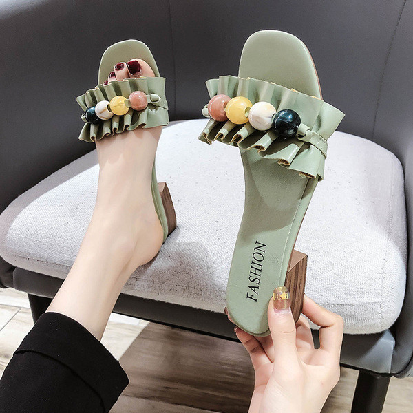 Modernas sieviešu čības ar krāsainu akmeņu elementu