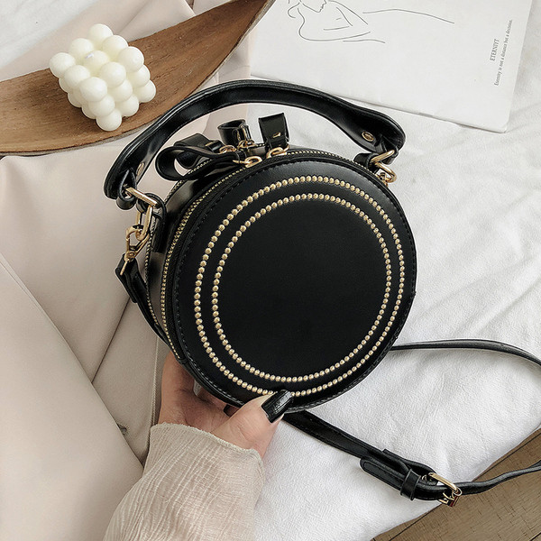 Apaļa sieviešu soma ar cilpām un rāvējslēdzējiem